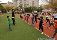 中班体育游戏跨栏，培养幼儿运动技能与团队合作精神